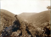 Blick vom höchsten Punkt der Kropsburg ins St. Martiner Tal. Auf dem Bergfried mit Schirm: Franz Schweizer.