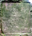 Rückseite des Gedenksteines von 1933: Errichtet von PfälzerWald Verein, Roter Kreuz-, Krieger-, Unterstützungs-, Sing-, Verkehrs-, Turn-, Weinbau-, Lese- und Gewerbeverein. 1933 
